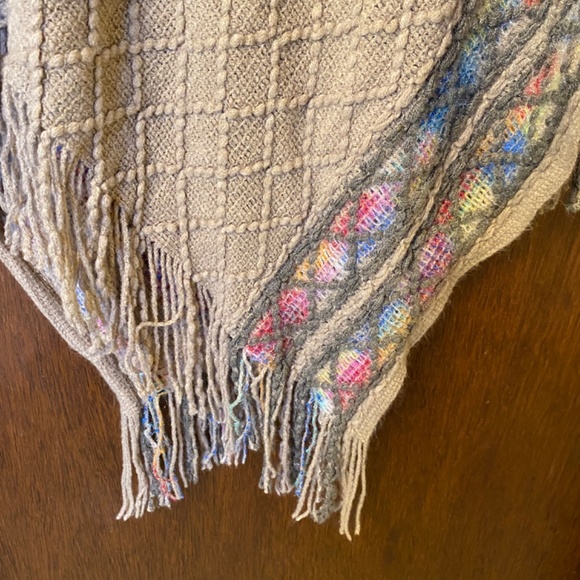 Fringe poncho - Picture 8 of 16